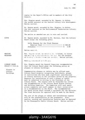 Ces 1985 procès-verbaux de réunion du conseil d'administration de la Bibliothèque publique de Minneapolis documentent les décisions de gouvernance de la bibliothèque et l'élaboration continue des services et des politiques. Banque D'Images