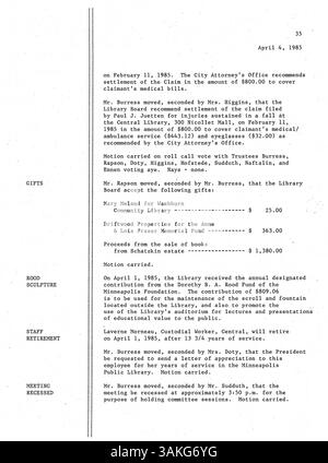 Procès-verbal de la réunion du conseil d'administration de la Bibliothèque publique de Minneapolis en 1985, décrivant les décisions sur les activités de la bibliothèque et les initiatives futures en matière de services. Banque D'Images