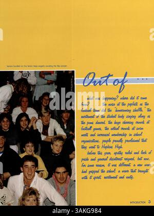 Ce livre annuel 1987 de Hopkins High Yearbook, intitulé « Regalia : Out of the Blue », décrit les moments scolaires importants de l'année scolaire 1986-1987, y compris les réalisations des étudiants et des professeurs, les réalisations sportives et les activités parascolaires. Banque D'Images