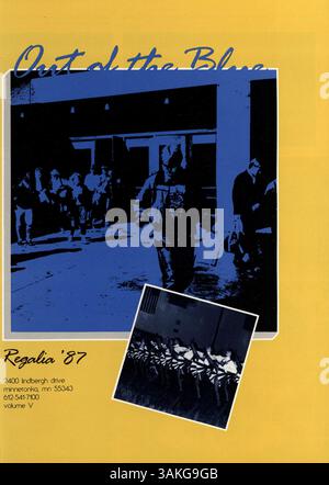 Le Hopkins High Yearbook pour 1987, intitulé 'Regalia : Out of the Blue', fournit un compte rendu détaillé de l'année scolaire 1986-1987, mettant en évidence les réalisations des étudiants, des professeurs, des équipes sportives et des clubs parascolaires, tout en préservant les souvenirs de l'école. Banque D'Images