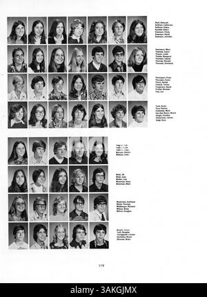 Le Lindbergh High Yearbook 1973, intitulé Contrails '73, présente les principaux aspects de l'année scolaire 1972-1973, y compris des portraits d'élèves, d'enseignants, d'activités de club, d'événements sportifs et de moments scolaires importants de cette année-là. Banque D'Images