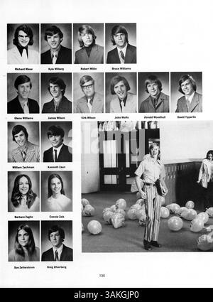L'annuaire 'Contrails' 1973 de Lindbergh High School présente l'année scolaire 1972-1973 avec des étudiants, des enseignants, des clubs d'athlétisme, et des événements importants du comté de Hennepin, Minnesota. Banque D'Images
