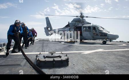 18 mai 2017 - mer Méditerranée - des marins rétractent une ligne de ravitaillement d'un hélicoptère anti-sous-marin Panther de la marine française affecté à la frégate anti-aérienne de classe Cassard FS Jean Bart (D615) pendant les quarts de vol à bord du destroyer à missiles guidés USS Ross de classe Arleigh Burke (DDG 71). Ross est déployé à Rota, en Espagne, menant des opérations navales dans la zone d’opérations de la 6e flotte américaine à l’appui des intérêts de sécurité nationale des États-Unis en Europe et en Afrique. (Crédit image : © Robert S. Price/US Navy via ZUMA Wire/ZUMAPRESS.com) Banque D'Images