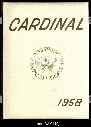 L'annuaire de l'école secondaire Marshall 1958, Cardinal, documente les élèves, les enseignants, les clubs, athlétisme et événements de l'année scolaire 1957-1958-1998, offrant un aperçu de la vie scolaire et de l'engagement communautaire au cours de cette période. Banque D'Images