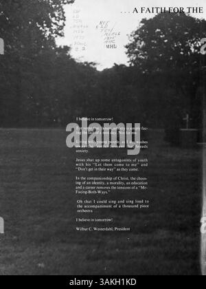 Cet annuaire du lycée 1975, Antler '75, présente les activités, les sports, les clubs, et les étudiants de l'Académie Minnehaha au cours de l'année académique 1974-1975, encapsulant des moments et des souvenirs clés. Banque D'Images