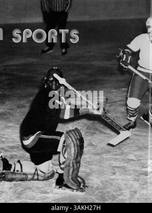 L'annuaire 'Antler '75' de la Minnehaha Academy présente les faits saillants de l'année scolaire 1974-1975 avec des profils d'étudiants, des événements sportifs, des professeurs et des activités parascolaires. Banque D'Images