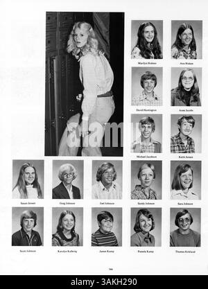 L'annuaire Antler '75 de l'Académie Minnehaha capture les moments importants de l'année scolaire 1974-1975, mettant en évidence les étudiants, les enseignants, l'athlétisme, les clubs scolaires, et événements clés. Banque D'Images