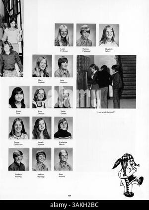 L'annuaire Antler '75 de la Minnehaha Academy met en lumière l'athlétisme de l'école, les réalisations académiques, les clubs et la culture étudiante tout au long de l'année scolaire 1974-1975. Banque D'Images