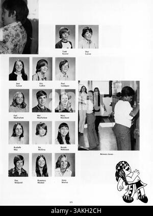Cet annuaire 1975 de l'Académie Minnehaha, Antler '75, reflète les activités de l'école, les groupes d'étudiants, les équipes sportives et les contributions des professeurs tout au long de l'année 1974-1975. Banque D'Images
