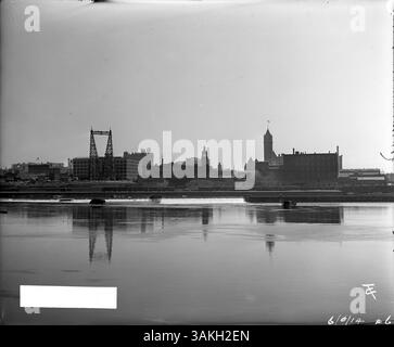 Une vue vers l'ouest vers le centre-ville de Minneapolis depuis le côté est du fleuve Mississippi, montrant les tours achevées sur le côté ouest du pont de la troisième Avenue. L'entrepôt Janney, Semple, Hill est visible derrière la tour. Banque D'Images