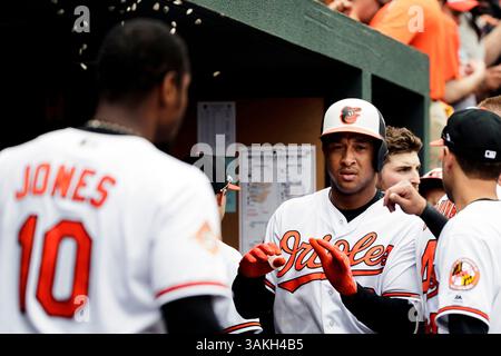 24 mai 2017 : Jonathan Schoop (6 ans), deuxième joueur des Baltimore Orioles, célèbre avec ses coéquipiers après avoir frappé un home run lors d'un match MLB entre Minnesota Twins et Baltimore Orioles à Oriole Park à Camden Yards à Baltimore, Maryland. Scott Taetsch/CSM(image de crédit : &copy ; Scott Taetsch/CSM via ZUMA Wire) Banque D'Images