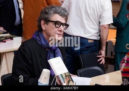 Paris, France. 12 avril 2025. Marc Lavoine participe au Festival du livre de Paris le 12 avril 2025 au Grand Palais de Paris. Crédit : Bernard Menigault/Alamy Live News Banque D'Images