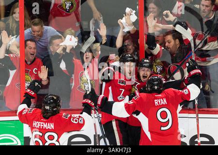 Le 29 avril 2017 : les sénateurs d’Ottawa jubilent Jean-Gabriel Pageau (44) est mobilisé par Kyle Turris (7), Mike Hoffman (68) et Bobby Ryan (9) après que Pageau ait lié le match à son troisième but du match. Le but arrive tard dans la troisième période du match éliminatoire de la LNH entre les Rangers de New York et les sénateurs d’Ottawa au Centre Canadian Tire à Ottawa, Canada. Les sénateurs ont remporté le match 6-5 dans la deuxième période de prolongation alors que Jean-Gabriel Pageau (44) marque le vainqueur, son quatrième but du match complétant un tour du chapeau naturel historique. Daniel Lea/CSM(image de crédit : &copy ; Daniel Lea/CSM via ZUMA Wire) Banque D'Images