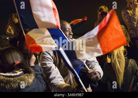 7 mai 2017 - Paris, France - les gens célèbrent au Louvre, après la victoire d'Emmanuel Macron contre Marien le Pen. (Crédit image : © Julien Mattia via ZUMA Wire) Banque D'Images