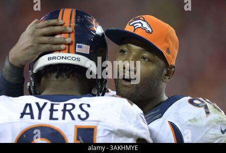 1er décembre 2013 - Kansas City, MO, États-Unis - le groupe défensif des Broncos de Denver Shaun Phillips (90) et le groupe défensif Robert Ayers (91) célèbrent à la fin du match contre les Chiefs de Kansas City au stade Arrowhead à Kansas City, Mo., le dimanche 1er décembre 2013. Les Broncos ont battu les Chiefs, 35-28. (Crédit image : © John Sleezer/MCT/ZUMAPRESS.com) Banque D'Images