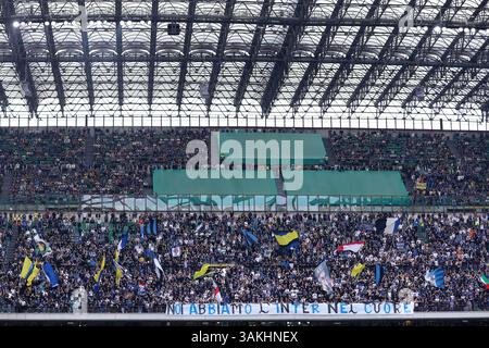 Milan, Italie. 12 avril 2025. Italie, Milan, 2025 04 12 : les supporters du FC Inter agitent les drapeaux et montrent des bannières dans les gradins pendant le match de football FC Inter vs Cagliari, Serie A Enilive 2024-2025 day 32, San Siro Stadium. Italie, Milan, 2025 04 12 : FC Inter vs Cagliari, Serie A EniLive.2024/2025 jour 32, disputé au stade San Siro. (Crédit image : © Fabrizio Andrea Bertani/Pacific Press via ZUMA Press Wire) USAGE ÉDITORIAL SEULEMENT ! Non destiné à UN USAGE commercial ! Banque D'Images