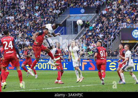 Milan, Italie. 12 avril 2025. Italie, Milan, 2025 04 12 : Yann Bisseck (FC Inter) marque et célèbre le but de 3-1 à 55' lors du match de football FC Inter vs Cagliari, Serie A Enilive 2024-2025 jour 32, stade San Siro. Italie, Milan, 2025 04 12 : FC Inter vs Cagliari, Serie A EniLive.2024/2025 jour 32, disputé au stade San Siro. (Crédit image : © Fabrizio Andrea Bertani/Pacific Press via ZUMA Press Wire) USAGE ÉDITORIAL SEULEMENT ! Non destiné à UN USAGE commercial ! Banque D'Images