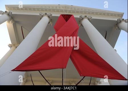 Dec. 4, 2013 - Washington, District de Columbia, U. S - Un énorme ruban rouge est accroché sur le Portique Nord de la Maison Blanche à Washington, DC pour la Journée mondiale du sida, mardi 1er décembre 2013. (Crédit image : © Prensa Internacional/ZUMAPRESS.com) Banque D'Images