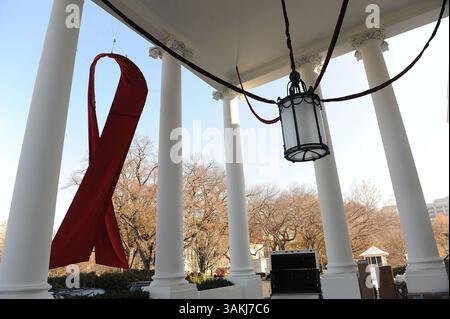 Dec. 4, 2013 - Washington, District de Columbia, U. S - Un énorme ruban rouge est accroché sur le Portique Nord de la Maison Blanche à Washington, DC pour la Journée mondiale du sida, mardi 1er décembre 2013. (Crédit image : © Prensa Internacional/ZUMAPRESS.com) Banque D'Images