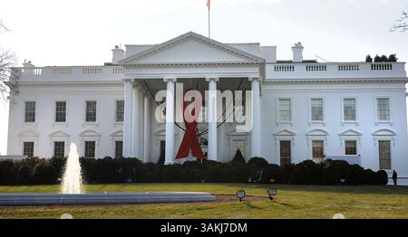 Dec. 4, 2013 - Washington, District de Columbia, U. S - Un énorme ruban rouge est accroché sur le Portique Nord de la Maison Blanche à Washington, DC pour la Journée mondiale du sida, mardi 1er décembre 2013. (Crédit image : © Prensa Internacional/ZUMAPRESS.com) Banque D'Images