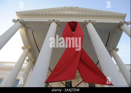 Dec. 4, 2013 - Washington, District de Columbia, U. S - Un énorme ruban rouge est accroché sur le Portique Nord de la Maison Blanche à Washington, DC pour la Journée mondiale du sida, mardi 1er décembre 2013. (Crédit image : © Prensa Internacional/ZUMAPRESS.com) Banque D'Images