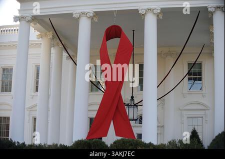 Dec. 4, 2013 - Washington, District de Columbia, U. S - Un énorme ruban rouge est accroché sur le Portique Nord de la Maison Blanche à Washington, DC pour la Journée mondiale du sida, mardi 1er décembre 2013. (Crédit image : © Prensa Internacional/ZUMAPRESS.com) Banque D'Images