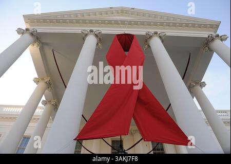 Dec. 4, 2013 - Washington, District de Columbia, U. S - Un énorme ruban rouge est accroché sur le Portique Nord de la Maison Blanche à Washington, DC pour la Journée mondiale du sida, mardi 1er décembre 2013. (Crédit image : © Prensa Internacional/ZUMAPRESS.com) Banque D'Images