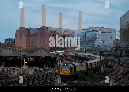 Londres, Royaume-Uni. 12 avril 2025. Un train Pullman britannique Belmond retourne à la gare Victoria après une excursion d'une journée avec la centrale électrique historique de Battersea en arrière-plan. Une loi d'urgence pour sauver British Steel de la fermeture imminente a été approuvée par le gouvernement tard samedi après-midi. La masse ferme produit de l'acier vierge et est un fournisseur majeur pour les chemins de fer britanniques. La fermeture de l'usine de Scunthorpe signifierait que le Royaume-Uni serait le seul pays du G7 incapable de fabriquer de l'acier vierge, dépendant plutôt des importations. Crédit : onzième heure photographie/Alamy Live News Banque D'Images