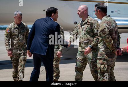 Le secrétaire d'État américain Marco Rubio est accueilli par l'US Air Force Col. Edward Szczepanik, commandant de la 6e escadre de ravitaillement aérien. La visite a permis de recueillir des informations précieuses, de nous assurer une compréhension commune des opérations militaires en cours et de renforcer notre engagement en faveur de la sécurité mondiale. (Photo de l'US Air Force par A1C Alicia Campbell) Banque D'Images
