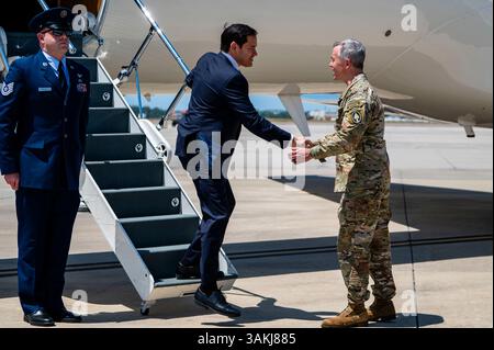 Le secrétaire d'État américain Marco Rubio est accueilli par le général de l'armée américaine Byran Fenton, commandant du Commandement des opérations spéciales des États-Unis. La visite a permis de recueillir des informations précieuses, de nous assurer une compréhension commune des opérations militaires en cours et de renforcer notre engagement en faveur de la sécurité mondiale. (Photo de l'US Air Force par A1C Alicia Campbell) Banque D'Images