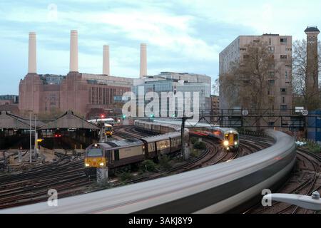 Londres, Royaume-Uni. 12 avril 2025. Un train Pullman britannique Belmond retourne à la gare Victoria après une excursion d'une journée avec la centrale électrique historique de Battersea en arrière-plan. Une loi d'urgence pour sauver British Steel de la fermeture imminente a été approuvée par le gouvernement tard samedi après-midi. La masse ferme produit de l'acier vierge et est un fournisseur majeur pour les chemins de fer britanniques. La fermeture de l'usine de Scunthorpe signifierait que le Royaume-Uni serait le seul pays du G7 incapable de fabriquer de l'acier vierge, dépendant plutôt des importations. Crédit : onzième heure photographie/Alamy Live News Banque D'Images