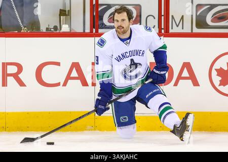 Dec. 1, 2013 - Raleigh, Caroline du Nord, U. S - aile droite des Canucks de Vancouver Zack Kassian (9) lors du match de la LNH entre les Canucks de Vancouver et les Hurricanes de Caroline à l'aréna PNC. Les Canucks de Vancouver ont battu les Hurricanes de Caroline 3-2. (Crédit image : © Andy Martin Jr./ZUMAPRESS.com) Banque D'Images
