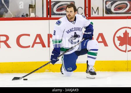 Dec. 1, 2013 - Raleigh, Caroline du Nord, U. S - aile droite des Canucks de Vancouver Zack Kassian (9) lors du match de la LNH entre les Canucks de Vancouver et les Hurricanes de Caroline à l'aréna PNC. Les Canucks de Vancouver ont battu les Hurricanes de Caroline 3-2. (Crédit image : © Andy Martin Jr./ZUMAPRESS.com) Banque D'Images
