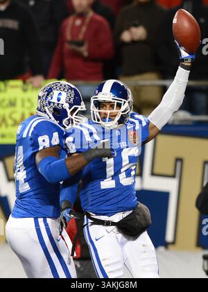 7 décembre 2013 - Charlotte, NC, USA - Duke Safety Jeremy Cash (16 ans) et Defensive End Kenny Anunike (84 ans) célèbrent la récupération par Cash d'un fumble de l'État de Floride au premier quart-temps du match du championnat ACC au Bank of America Stadium à Charlotte, Caroline du Nord, le samedi 7 décembre 2013. (Crédit image : © Jeff Siner/MCT/ZUMAPRESS.com) Banque D'Images