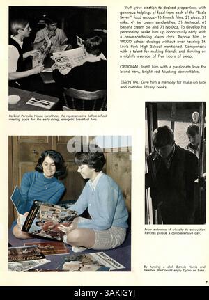 L’annuaire Echowan 1966 de l’École secondaire Louis Park souligne l’année scolaire 1965-1966 avec des photographies et des descriptions d’élèves, d’enseignants, de clubs, d’athlétisme et d’événements scolaires clés. Banque D'Images