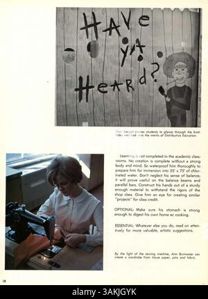 Cet annuaire 'Echowan' de 1966 documente les étudiants, les enseignants, les clubs, l'athlétisme, et les événements marquants de l'année académique 1965-1966 à l'école secondaire Louis Park. Banque D'Images