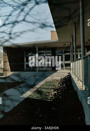 L’annuaire 1966, Louis Park High School, Echowan 66, met en lumière les élèves, les enseignants, les clubs, athlétisme, et événements clés de l'année académique 1965-1966. Banque D'Images