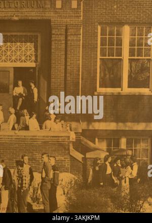 L’annuaire Antler 1951 de la Minnehaha Academy met en lumière les élèves, les enseignants, les équipes sportives, les clubs et les événements importants de l’année scolaire 1950-1951/09, préservant un instantané de la vie scolaire et de l’esprit communautaire pendant cette période. Banque D'Images