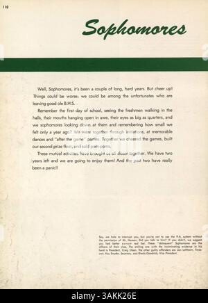 Cet annuaire du lycée Bloomington High School documente les événements et les activités de l'année scolaire 1958-1959, y compris l'athlétisme, les réalisations académiques et les clubs étudiants. Banque D'Images