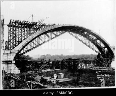 Le pont de Mendota en construction montre les nervures de voûte terminées et le système d'échafaudage en place pour la construction des spandrels et de la chaussée. Banque D'Images