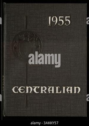 Cet annuaire du lycée Central High School documente l'année scolaire 1954-1955 en mettant en évidence les élèves, les enseignants, les clubs, l'athlétisme, et d'autres événements importants. Il comprend des aspects importants de l'histoire afro-américaine, offrant un aperçu de la communauté et de la culture de l'époque. Banque D'Images
