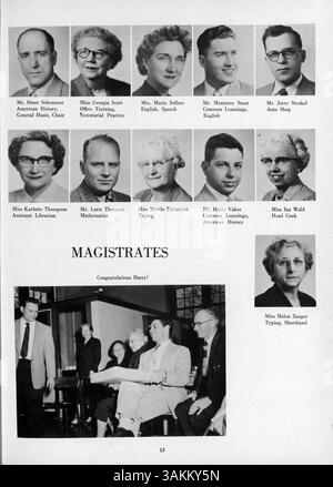 L'édition 1955 de l'annuaire du Central High, Centralian, documente les étudiants, les enseignants, les clubs, athlétisme, et événements notables de l'année scolaire 1954-1955 mettant en lumière l'histoire afro-américaine. Banque D'Images