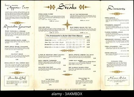 Le menu de la salle du Cachemire présente un design en trois volets avec deux volets qui s'ouvrent pour révéler une variété de plats gastronomiques, y compris des steaks, des fruits de mer, du poulet et des desserts. La couverture présente une photographie en couleur des jardins de Shalimir au Cachemire et une chanson cachemire au dos de la couverture, mettant en valeur l'ambiance culturelle du restaurant. Banque D'Images