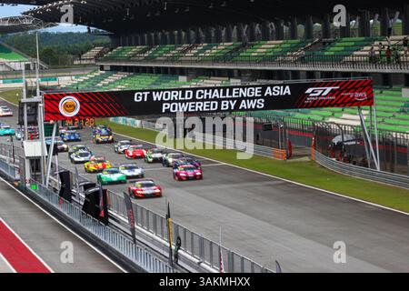 Kuala Lumpur / Sepang, Malaisie, 12 AVRIL 2025 départ de la course en course 1 GT World Challenge Asia Round 1 & 2 au PETRONAS Sepang International circuit (PETRONAS SIC), KLIA, Selangor Darul Ehsan, Malaisie le 12 AVRIL 2025, à Kuala Lumpur / Sepang, Malaisie, Credit Shaquille Fabri/Alamy Live News Banque D'Images