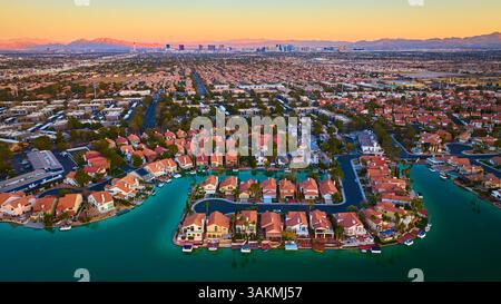 Vue aérienne du lagon de Las Vegas et Skyline au coucher du soleil Banque D'Images