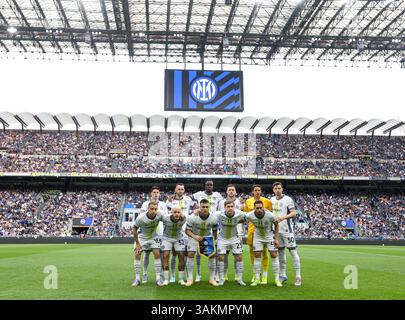 Milan, Italie. 12 avril 2025. Les joueurs de l'Inter Milan posent pour une photo de groupe avant un match de football de Serie A entre l'Inter Milan et Cagliari à Milan, Italie, le 12 avril 2025. Crédit : Li Jing/Xinhua/Alamy Live News Banque D'Images