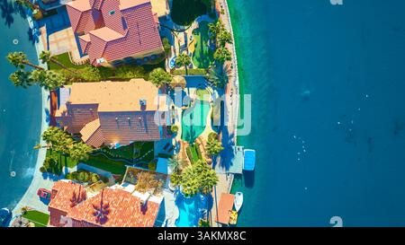 Vue aérienne de haut en bas de maisons de luxe en bord de mer avec piscines et palmiers Banque D'Images