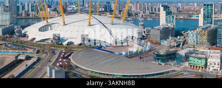 Vue aérienne de l'O2 Arena et des gratte-ciel environnants de Londres Banque D'Images