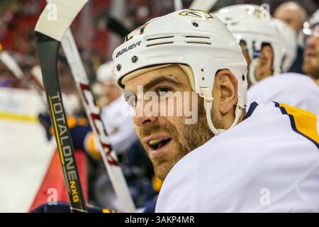 5 janvier 2014 - Raleigh, Caroline du Nord, U. S - les Predators de Nashville ont quitté l'aile Eric Nystrom (24 ans) lors du match de la LNH entre les Predators de Nashville et les Hurricanes de Caroline à l'aréna PNC. Les Hurricanes de Caroline battent les Predators de Nashville 2-1. (Crédit image : © Andy Martin Jr./ZUMAPRESS.com) Banque D'Images