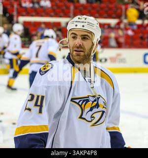 5 janvier 2014 - Raleigh, Caroline du Nord, U. S - les Predators de Nashville ont quitté l'aile Eric Nystrom (24 ans) lors du match de la LNH entre les Predators de Nashville et les Hurricanes de Caroline à l'aréna PNC. Les Hurricanes de Caroline battent les Predators de Nashville 2-1. (Crédit image : © Andy Martin Jr./ZUMAPRESS.com) Banque D'Images